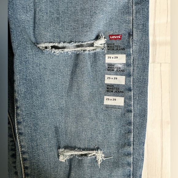Levi's High Waisted Mom Jeans Women's Size 25x29 Distressed Denim Blue Jeans NWT - Picture 7 of 9